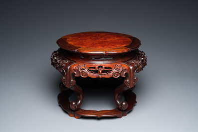 Socle en bois sculpt&eacute; au dessus en bois de ronce, Chine, R&eacute;publique