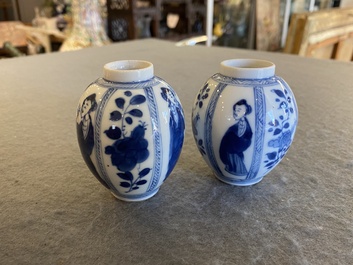 Een paar Chinese blauw-witte vaasjes met dames, Kangxi