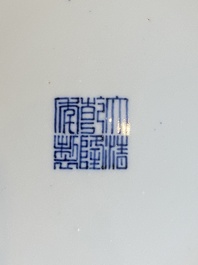 Een Chinees monochroom koperrood bord, Qianlong merk en periode