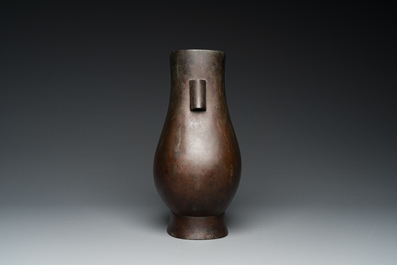 Vase de forme 'hu' en bronze, Chine, Song/Yuan