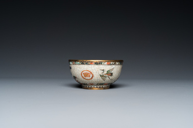 Tasse et soucoupe en porcelaine de Chine famille verte &agrave; fond craquel&eacute; aux montures en cuivre dor&eacute;, Kangxi