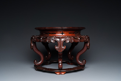 Socle en bois sculpt&eacute; au dessus en bois de ronce, Chine, R&eacute;publique
