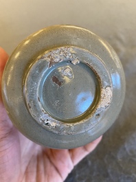 Bol &agrave; th&eacute; en porcelaine de Cor&eacute;e &agrave; d&eacute;cor en engobe sur fond c&eacute;ladon