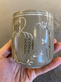 Bol &agrave; th&eacute; en porcelaine de Cor&eacute;e &agrave; d&eacute;cor en engobe sur fond c&eacute;ladon