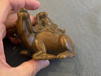Compte-gouttes en bronze en forme d'un gar&ccedil;on sur un buffle, Chine, Qing