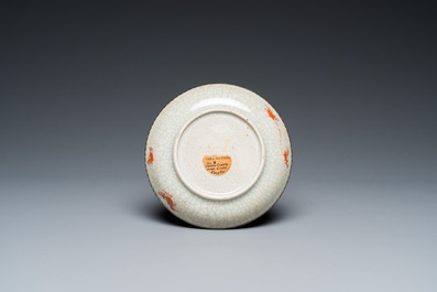 Tasse et soucoupe en porcelaine de Chine famille verte &agrave; fond craquel&eacute; aux montures en cuivre dor&eacute;, Kangxi