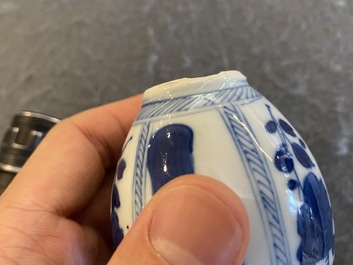 Een paar Chinese blauw-witte vaasjes met dames, Kangxi