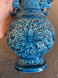 Een paar Chinese turquoise-geglazuurde 'lotus' vazen, Republiek