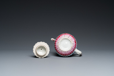 Th&eacute;i&egrave;re couverte sur support en porcelaine de Chine famille rose &agrave; d&eacute;cor en relief, Yongzheng