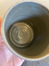 Bol &agrave; th&eacute; en porcelaine de Cor&eacute;e &agrave; d&eacute;cor en engobe sur fond c&eacute;ladon