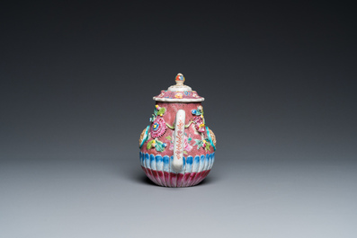 Th&eacute;i&egrave;re couverte sur support en porcelaine de Chine famille rose &agrave; d&eacute;cor en relief, Yongzheng