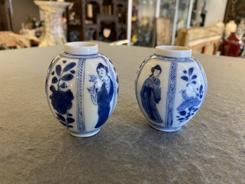 Een paar Chinese blauw-witte vaasjes met dames, Kangxi