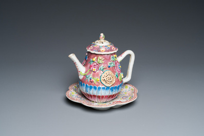 Th&eacute;i&egrave;re couverte sur support en porcelaine de Chine famille rose &agrave; d&eacute;cor en relief, Yongzheng