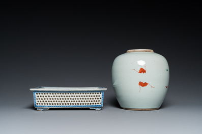 A Chinese famille rose jar and a rectangular blue and white jardini&egrave;re, 18/19th C.