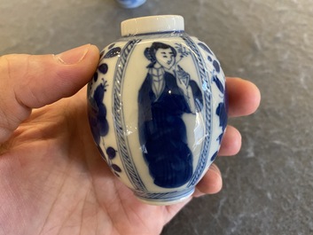 Een paar Chinese blauw-witte vaasjes met dames, Kangxi