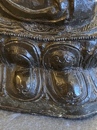 Een grote Chinese gelakte bronzen Boeddha, Ming
