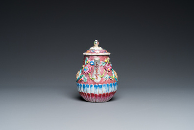 Th&eacute;i&egrave;re couverte sur support en porcelaine de Chine famille rose &agrave; d&eacute;cor en relief, Yongzheng