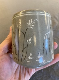 Bol &agrave; th&eacute; en porcelaine de Cor&eacute;e &agrave; d&eacute;cor en engobe sur fond c&eacute;ladon