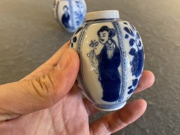 Een paar Chinese blauw-witte vaasjes met dames, Kangxi