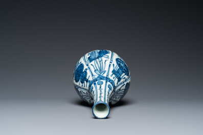 A Chinese blue and white kraak porcelain bottle vase, Wanli