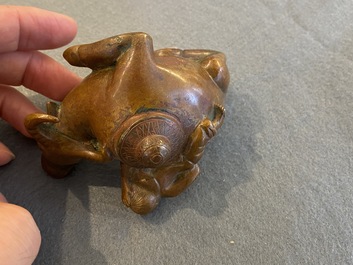 Compte-gouttes en bronze en forme d'un gar&ccedil;on sur un buffle, Chine, Qing