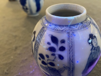 Een paar Chinese blauw-witte vaasjes met dames, Kangxi