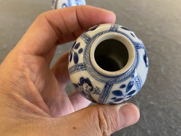 Een paar Chinese blauw-witte vaasjes met dames, Kangxi