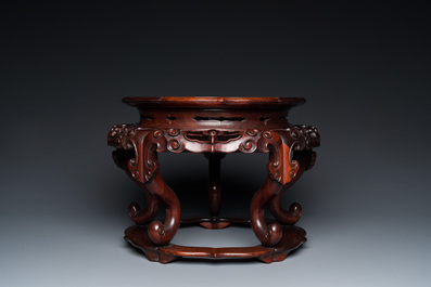 Socle en bois sculpt&eacute; au dessus en bois de ronce, Chine, R&eacute;publique