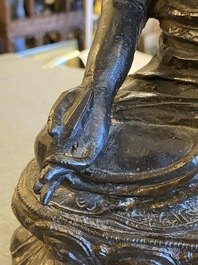 Een grote Chinese gelakte bronzen Boeddha, Ming