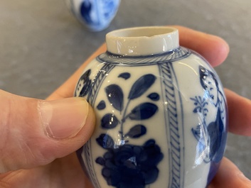 Een paar Chinese blauw-witte vaasjes met dames, Kangxi