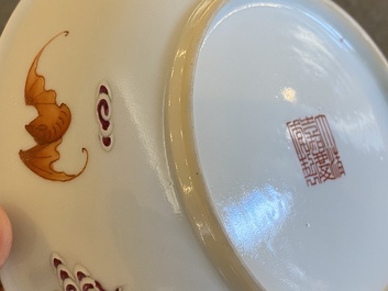 Een Chinees famille rose 'onsterfelijken' bord, Jiaqing merk en periode