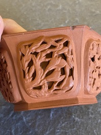 Een hexagonale opengewerkte Chinese Yixing steengoed dekselkom, Kangxi