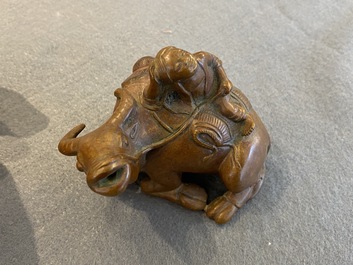 Compte-gouttes en bronze en forme d'un gar&ccedil;on sur un buffle, Chine, Qing