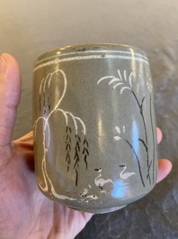 Bol &agrave; th&eacute; en porcelaine de Cor&eacute;e &agrave; d&eacute;cor en engobe sur fond c&eacute;ladon