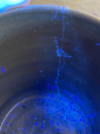Bol &agrave; th&eacute; en porcelaine de Cor&eacute;e &agrave; d&eacute;cor en engobe sur fond c&eacute;ladon