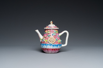 Th&eacute;i&egrave;re couverte sur support en porcelaine de Chine famille rose &agrave; d&eacute;cor en relief, Yongzheng