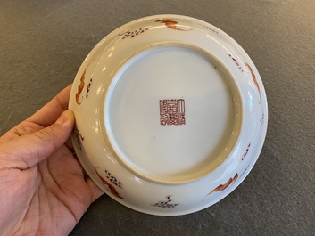 Een Chinees famille rose 'onsterfelijken' bord, Jiaqing merk en periode