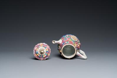 Th&eacute;i&egrave;re couverte sur support en porcelaine de Chine famille rose &agrave; d&eacute;cor en relief, Yongzheng