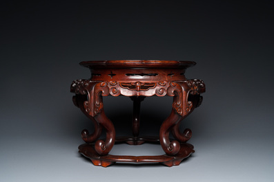 Socle en bois sculpt&eacute; au dessus en bois de ronce, Chine, R&eacute;publique