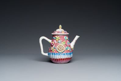 Th&eacute;i&egrave;re couverte sur support en porcelaine de Chine famille rose &agrave; d&eacute;cor en relief, Yongzheng