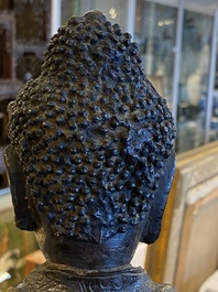 Een grote Chinese gelakte bronzen Boeddha, Ming