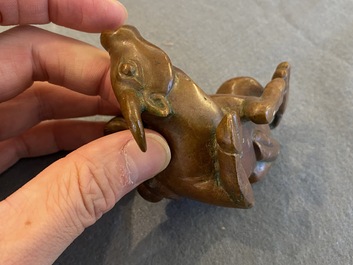 Compte-gouttes en bronze en forme d'un gar&ccedil;on sur un buffle, Chine, Qing