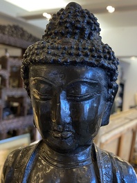 Een grote Chinese gelakte bronzen Boeddha, Ming