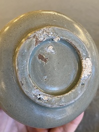 Bol &agrave; th&eacute; en porcelaine de Cor&eacute;e &agrave; d&eacute;cor en engobe sur fond c&eacute;ladon