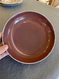 Een Chinees monochroom koperrood bord, Qianlong merk en periode