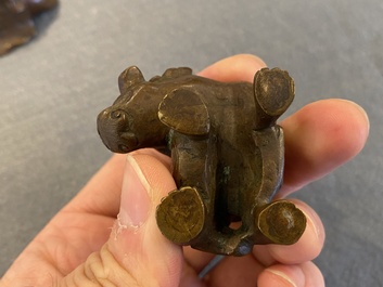 Deux poids de rouleau en bronze figurant cavaliers sogdiens sur un lion bouddhiste et un &eacute;l&eacute;phant, Qing
