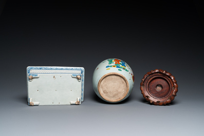A Chinese famille rose jar and a rectangular blue and white jardini&egrave;re, 18/19th C.