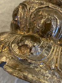 Een grote Chinese gelakte bronzen Boeddha, Ming