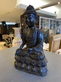 Een grote Chinese gelakte bronzen Boeddha, Ming