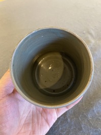 Bol &agrave; th&eacute; en porcelaine de Cor&eacute;e &agrave; d&eacute;cor en engobe sur fond c&eacute;ladon